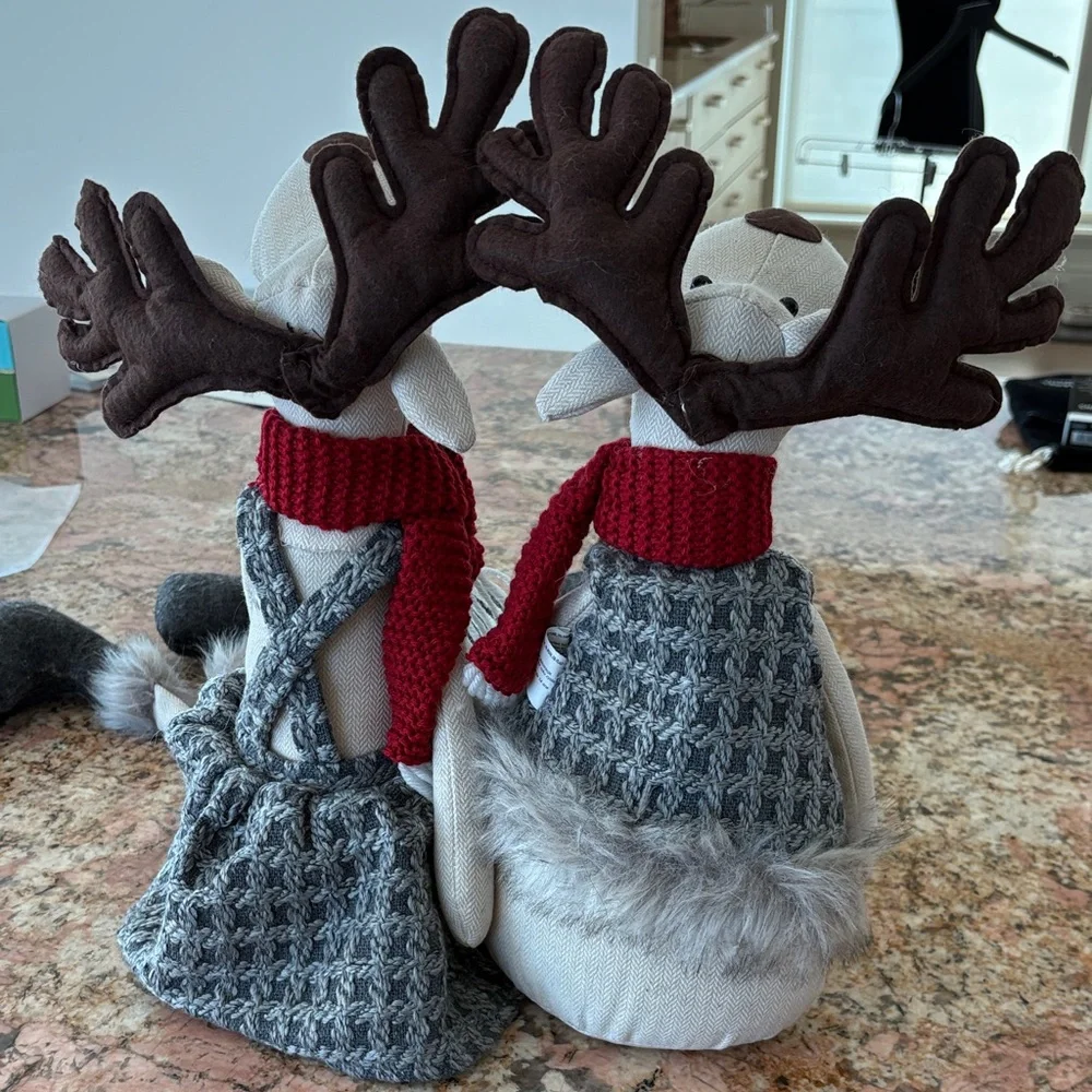 Source Unknown Festive Reindeer Decor with Red and Gray Accents